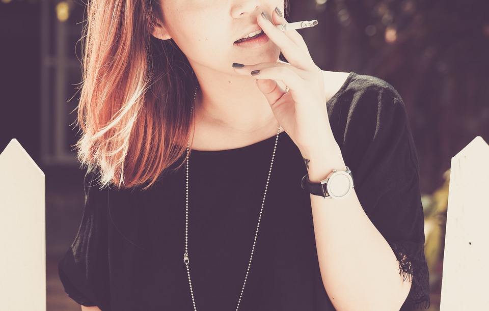 Οι γυναίκες καπνίστριες απειλούνται με έμφραγμα περισσότερο από τους άντρες