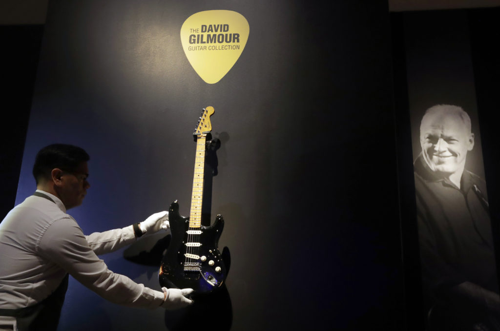 Τιμές φωτιά «έπιασαν» οι κιθάρες του Ντέιβιντ Γκίλμουρ – Η Black Strat δημοπρατήθηκε για 3.975.000 δολάρια!