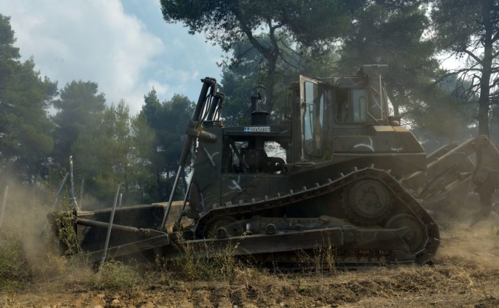 Ατύχημα με ερπυστριοφόρο όχημα του στρατού στον Λαγκαδά – Έπεσε σε τοίχο