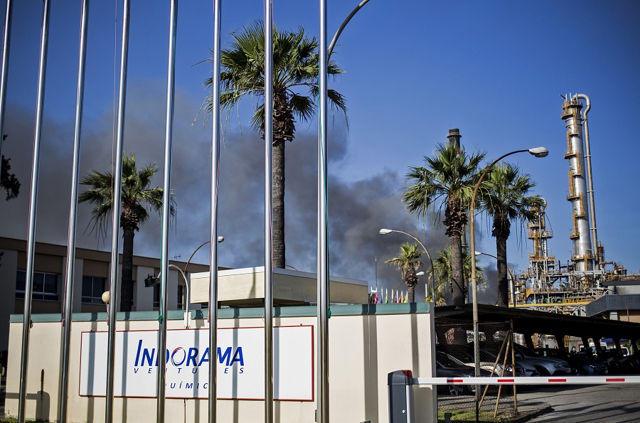 Ισπανία: Γιγαντιαίο νέφος μετά από μεγάλη πυρκαγιά σε εργοστάσιο χημικών (Photos)