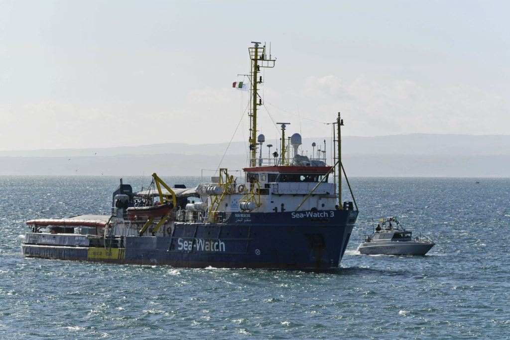 Με 42 μετανάστες μπήκε στα ιταλικά χωρικά ύδατα το «Sea-Watch» παρά την απαγόρευση της Ρώμης