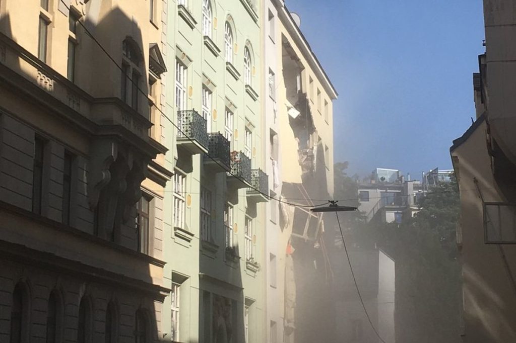 Σκηνές πανικού από μερική κατάρρευση κτιρίου στη Βιέννη – Αναφορές για έκρηξη (Video)
