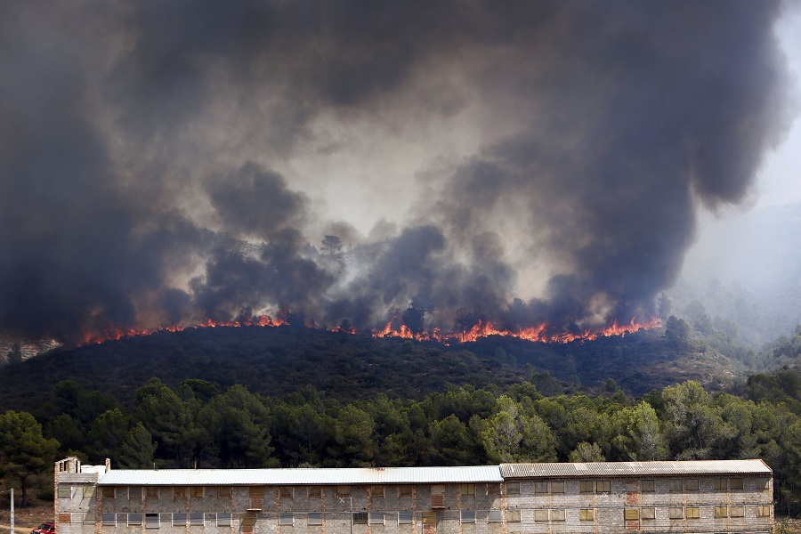 Μεγάλη πυρκαγιά στην Καταλονία – Εκατοντάδες πυροσβέστες μάχονται κατά των ισχυρών ανέμων