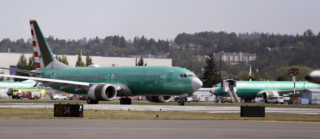 Όταν ξεμένεις από πάρκινγκ και βάζεις τα Boeing σε χώρους στάθμευσης αυτοκινήτων (Photo)