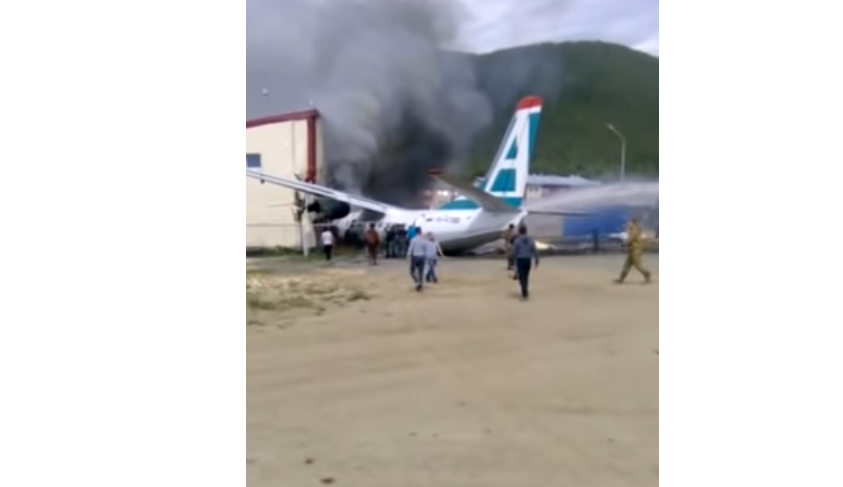 Ρωσία: Δύο νεκροί και 19 τραυματίες μετά από αναγκαστική προσγείωση αεροσκάφους (Video)