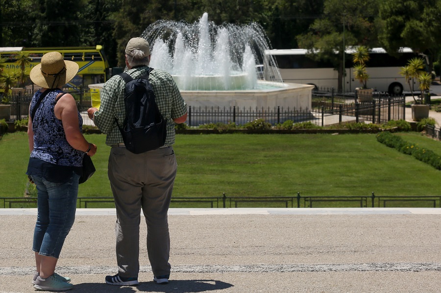 Συνεχίζονται οι υψηλές θερμοκρασίες και τα θυελλώδη μελτέμια – Τι προβλέπεται για την Παρασκευή