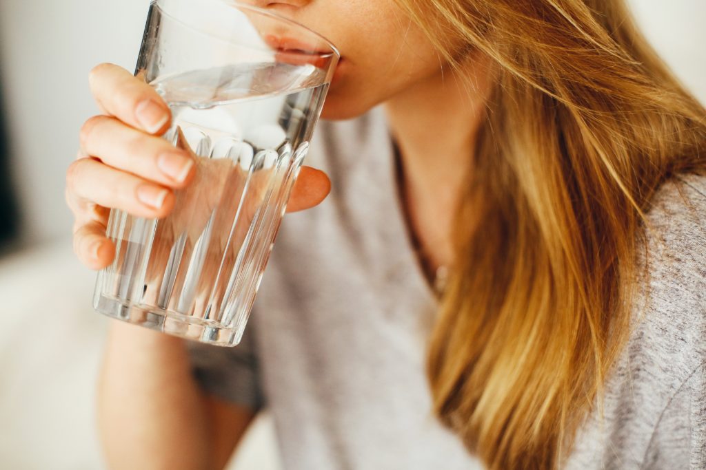 Πόσα κιλά θα χάσoυμε εάν πίνουμε δύο ποτήρια νερό πριν από κάθε γεύμα;