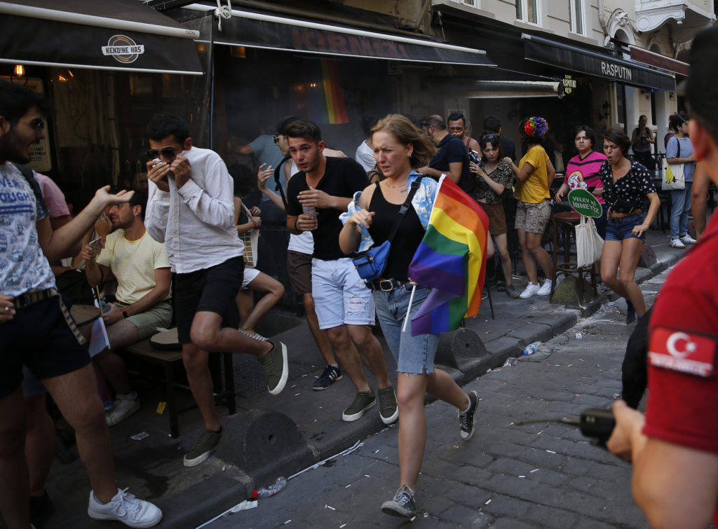 Κωνσταντινούπολη: Mε δακρυγόνα αντιμετωπίζει την απαγορευμένη Πορεία Υπερηφάνειας η αστυνομία του Ερντογάν