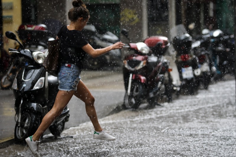 Ισχυρές βροχές και καταιγίδες έως την Τετάρτη – Δείτε πώς θα κινηθεί η κακοκαιρία