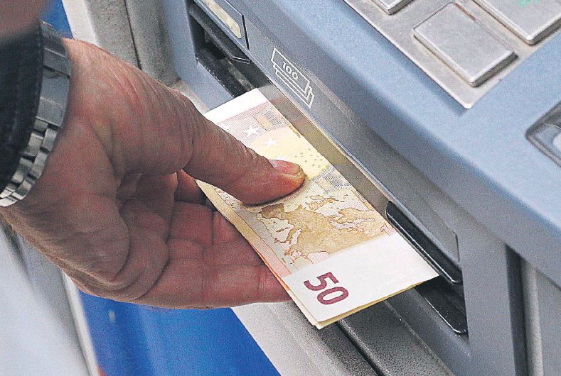 Έως και 3 ευρώ αυξάνονται από τις επόμενη εβδομάδα οι χρεώσεις για αναλήψεις με κάρτες από ΑΤΜ άλλων τραπεζών