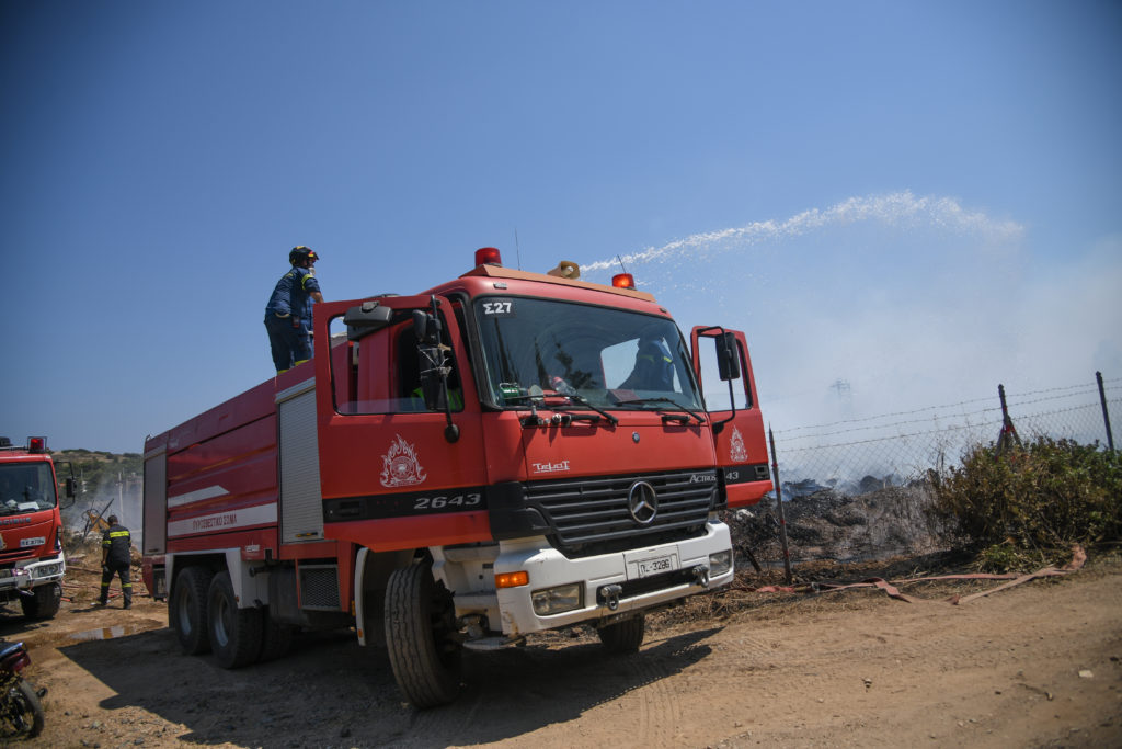 H Πυροσβεστική ενισχύει τις δυνάμεις της στις φωτιές που μαίνονται σε Μέγαρα και Μαρκόπουλο Αττικής