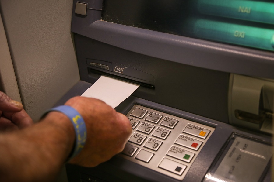 Τσουχτερές οι αναλήψεις από ATM εκτός της τράπεζάς σας