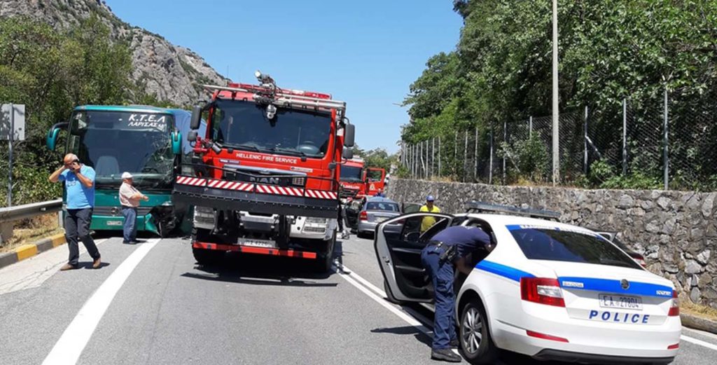 Σύγκρουση λεωφορείου του ΚΤΕΛ με ΙΧ στα Τέμπη- Κατέληξε ο ένας τραυματίας