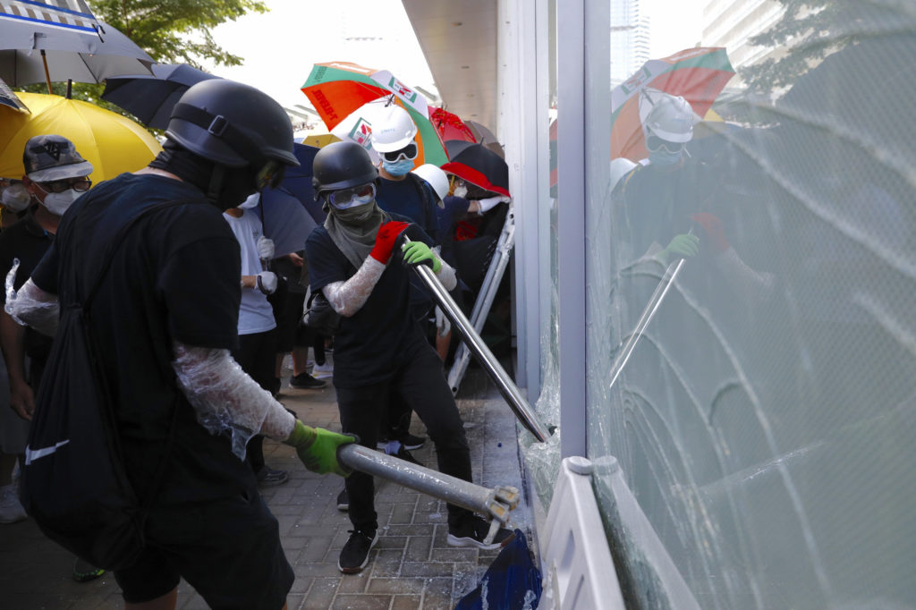 Χονγκ-Κονγκ: Διαδηλωτές εισέβαλαν στο Κοινοβούλιο (Video + Photos)