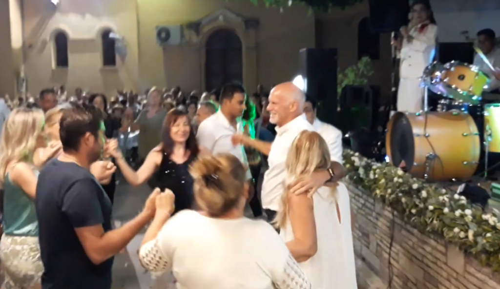 Το ‘ριξε έξω ο Παπανδρέου – Έσυρε το χορό σε πανηγύρι (Video)