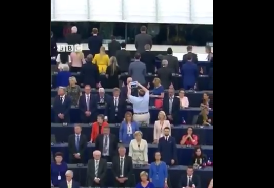 Σάλος στο Ευρωκοινοβούλιο – Οι ευρωβουλευτές του Φάρατζ γύρισαν την πλάτη στον ευρωπαϊκό ύμνο (Video)