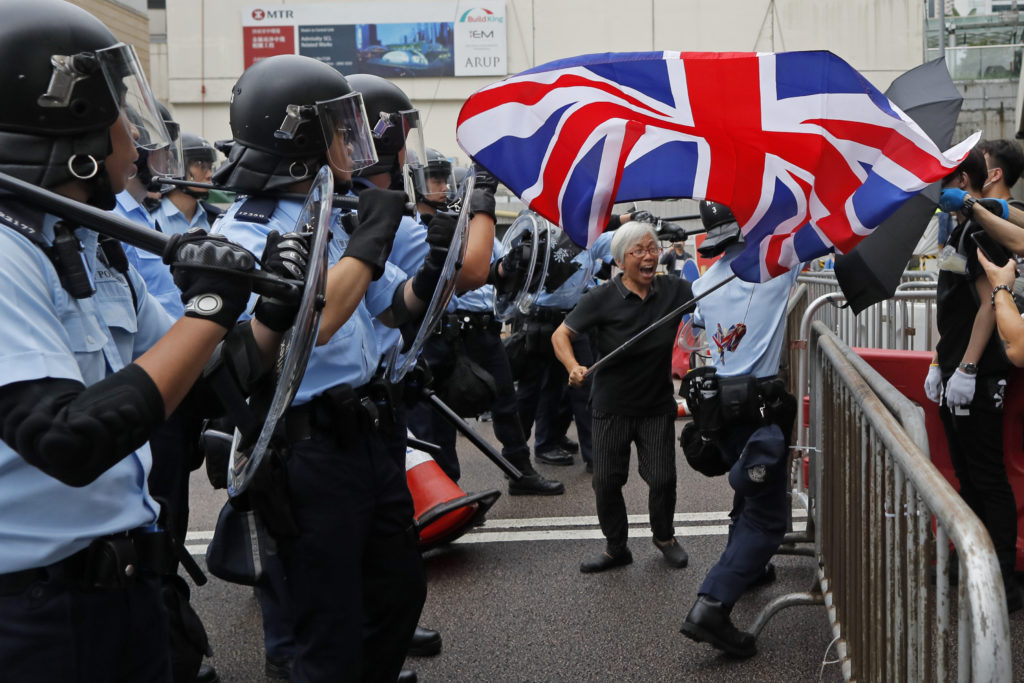 Το Λονδίνο προειδοποιεί το Πεκίνο και απαιτεί να γίνουν σεβαστές οι ελευθερίες στο Χονγκ Κονγκ
