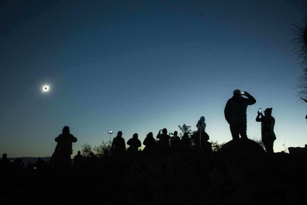 Ολική έκλειψη ηλίου: Χιλιάδες κόσμου στη Χιλή και την Αργεντινή θαύμασαν το φαινόμενο (Photos)