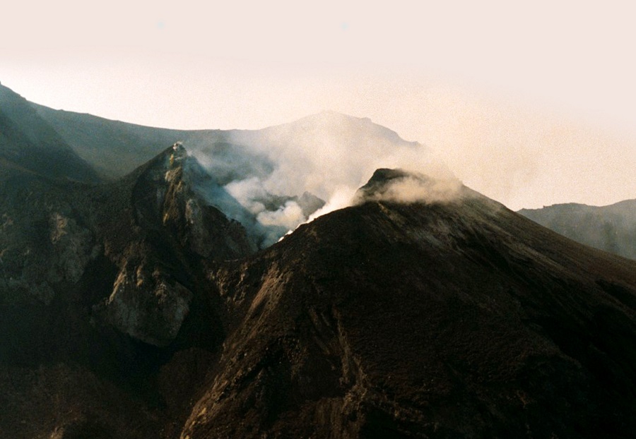Ιταλία: «Ξύπνησε» το ηφαίστειο στο νησάκι Στρόμπολι – Ένας τουρίστας σκοτώθηκε (Photos)