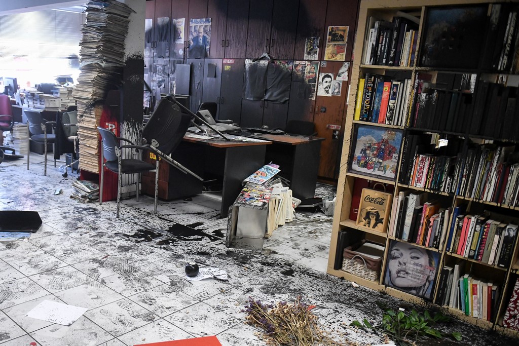 Επίθεση του «Ρουβίκωνα» στα γραφεία της Athens Voice (Photos-Video)