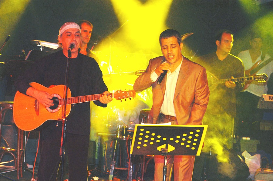 Θύμα ξυλοδαρμού ο τραγουδιστής Θέμης Αδαμαντίδης