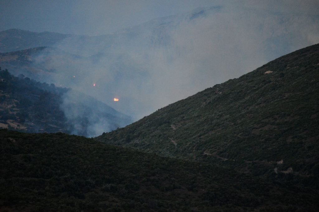 Μαίνεται η φωτιά στην Εύβοια σε τρία μέτωπα – Εκκενώθηκαν οικισμοί (Photos – Video)