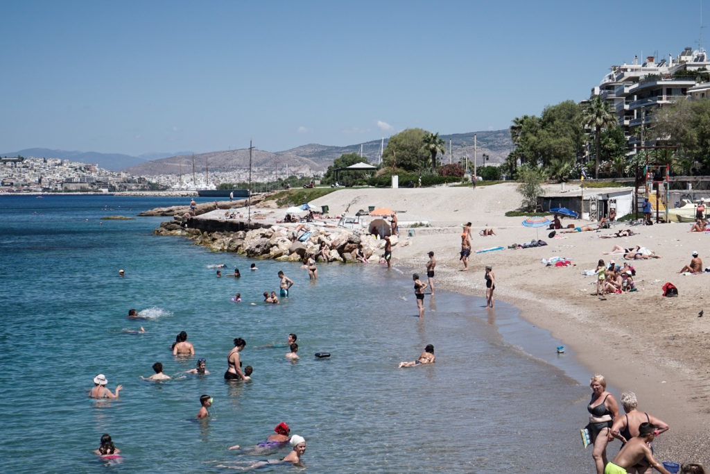 Μικρή ανάσα δροσιάς από τον καύσωνα – Πού παραμένουν οι υψηλές θερμοκρασίες