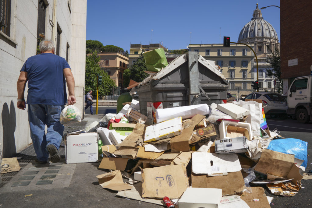 «Πνίγεται» στα σκουπίδια η Ρώμη – Κίνδυνος για την δημόσια υγεία