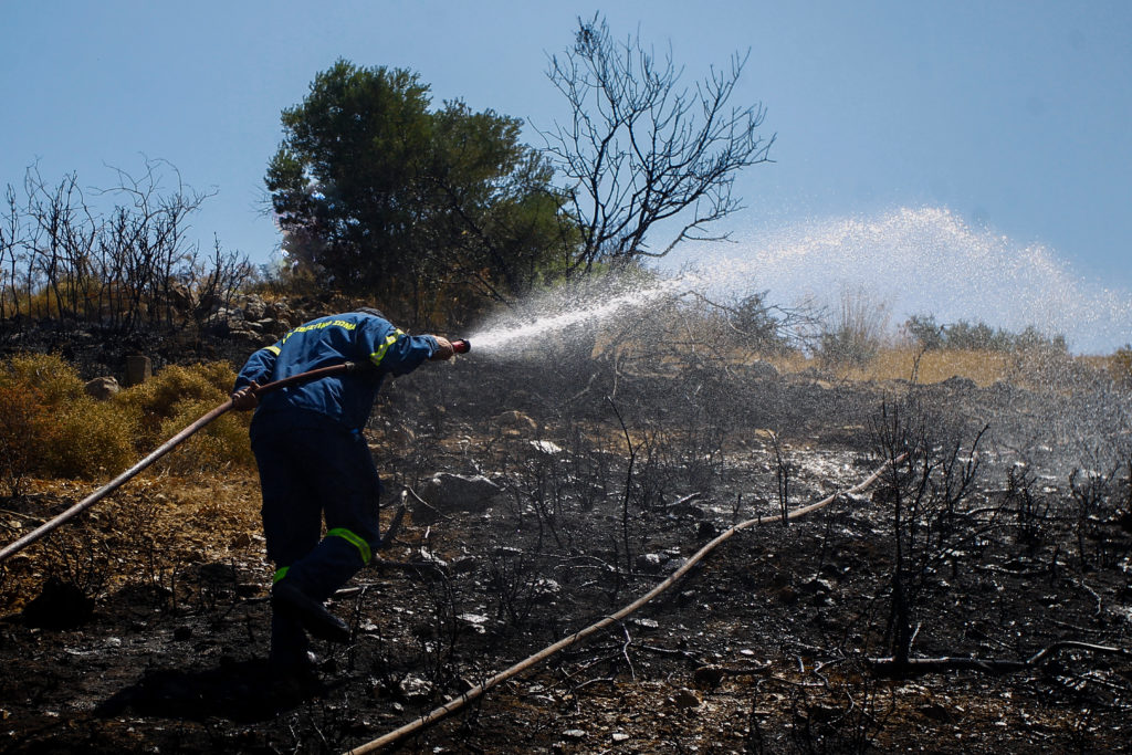 Υπό έλεγχο η πυρκαγιά στα Σπάτα – Μία σύλληψη (Photos – Video)