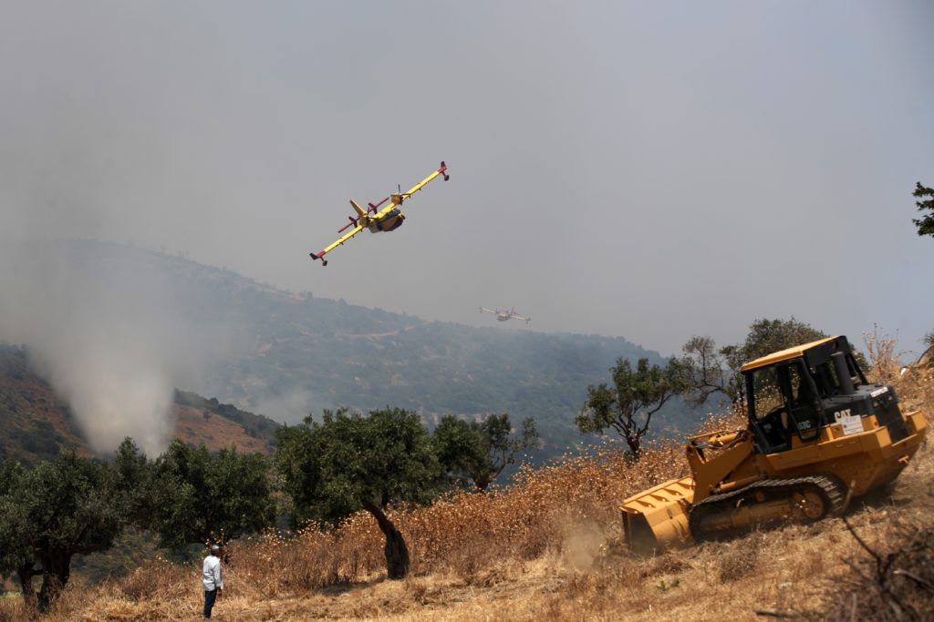 Εύβοια: Εκκενώθηκαν 4 χωριά από την πυρκαγιά – Μία σύλληψη, νέο μέτωπο στο Τραχήλι (Photos – Video)