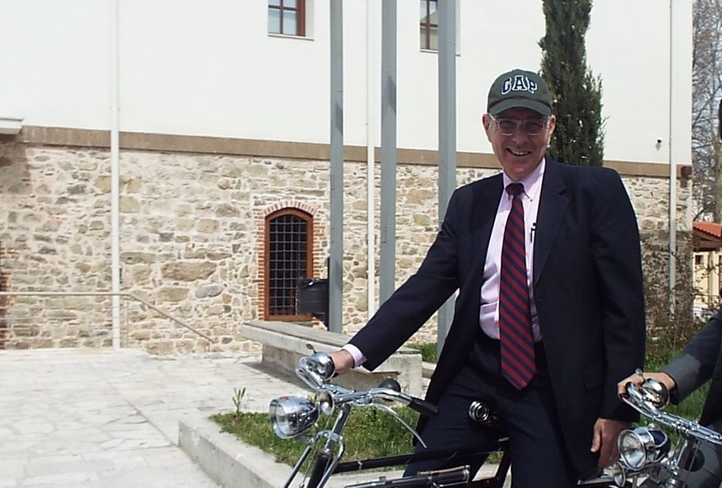 Τραυματισμός του Αμερικανού πρέσβη Τζέφρι Πάιατ ενώ έκανε ποδήλατο – Τι έγραψε στο Twitter