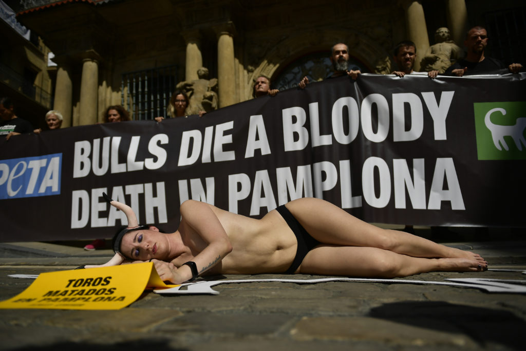 Ισπανία: Ημίγυμνοι ακτιβιστές διαμαρτύρονται για τις ταυροδρομίες στην Παμπλόνα (Photos)