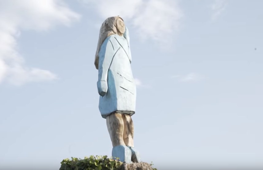 Σλοβενία: Το νέο άγαλμα της Μελάνια Τραμπ μοιάζει περισσότερο με τη… Στρουμφίτα