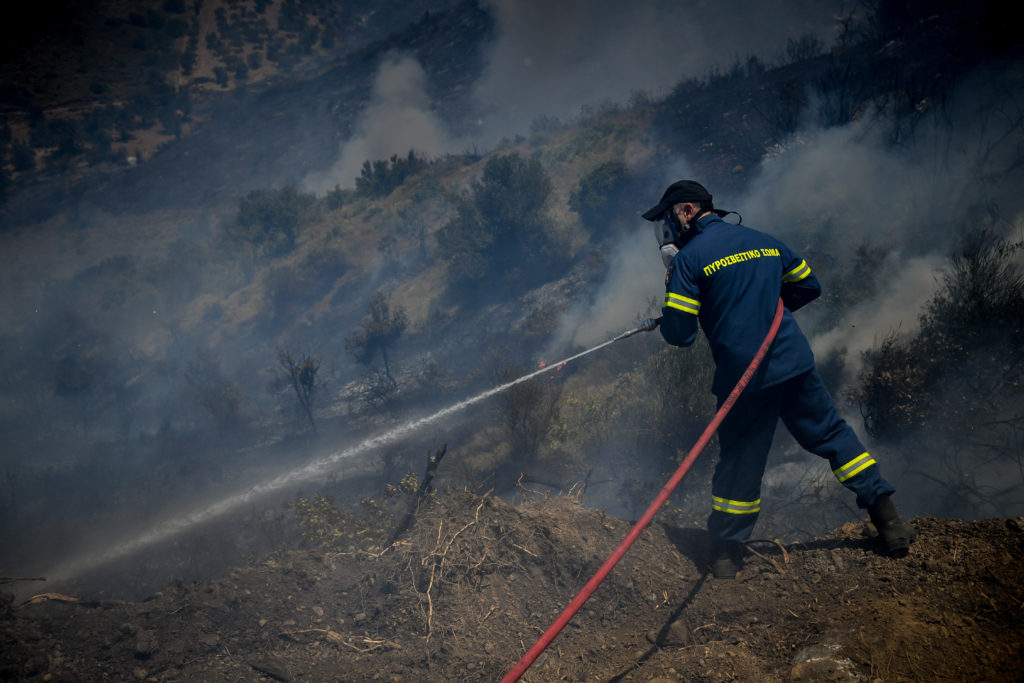 Υπό μερικό έλεγχο οι πυρκαγιές σε Αλιβέρι και Ηλεία
