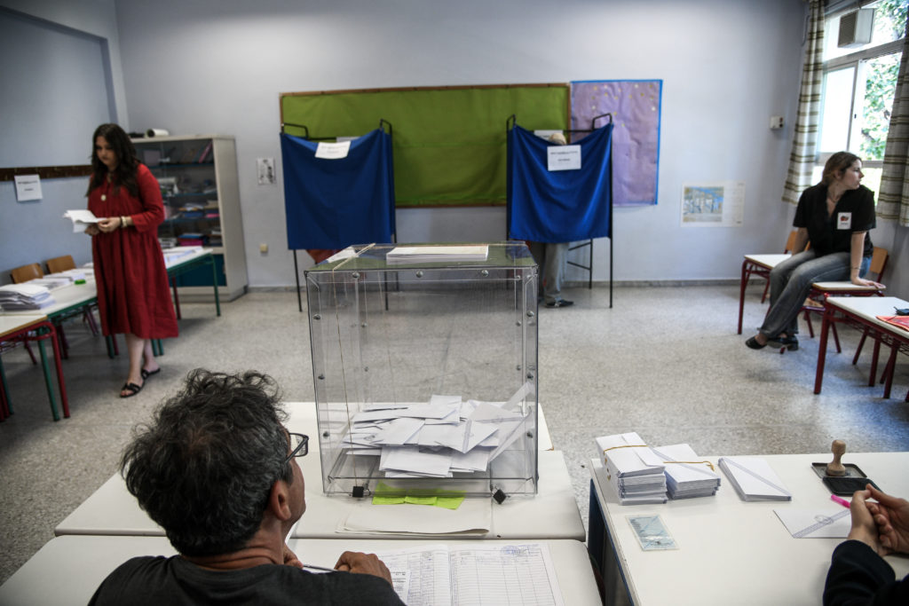 Προετοιμάζεται το ΥΠΕΣ για τις εκλογές της Κυριακής στα Εξάρχεια, στο εκλογικό τμήμα που εκλάπη η κάλπη