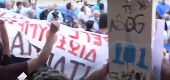 Ένταση στο Περιστέρι όταν μέλη της ΑΝΤΑΡΣΥΑ αποδοκίμασαν τον Μητσοτάκη λίγο πριν ψηφίσει (Video)