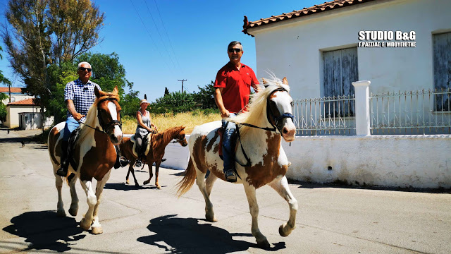 Στις κάλπες με… άλογα, μαγιό, σαγιονάρες και σκυλιά (Photos)