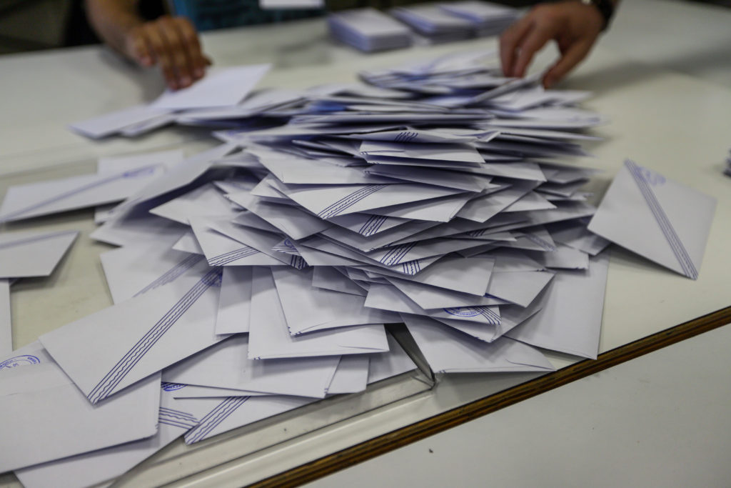 Ο δικομματισμός …επανέρχεται: Πρώτη η ΝΔ σε 52 εκλογικές περιφερειες, σε 7 προβάδισμα ο ΣΥΡΙΖΑ