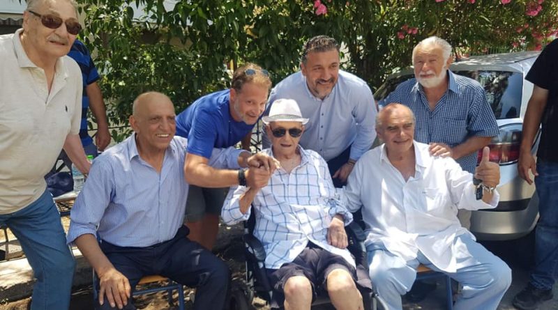 Ψηφοφόρος 102 ετών – Ψήφισε στο Παλαιό Φάληρο (Photos)