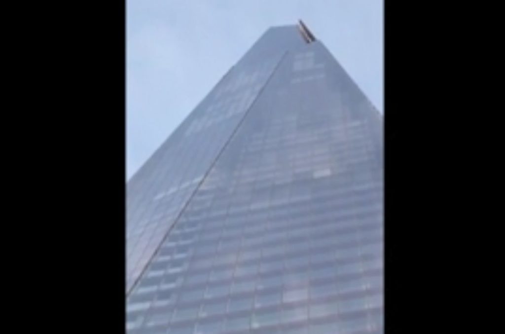 Βρετανία: Άνθρωπος – «αράχνη» σκαρφαλώνει με γυμνά χέρια στον ψηλότερο ουρανοξύστη του Λονδίνου (Video)