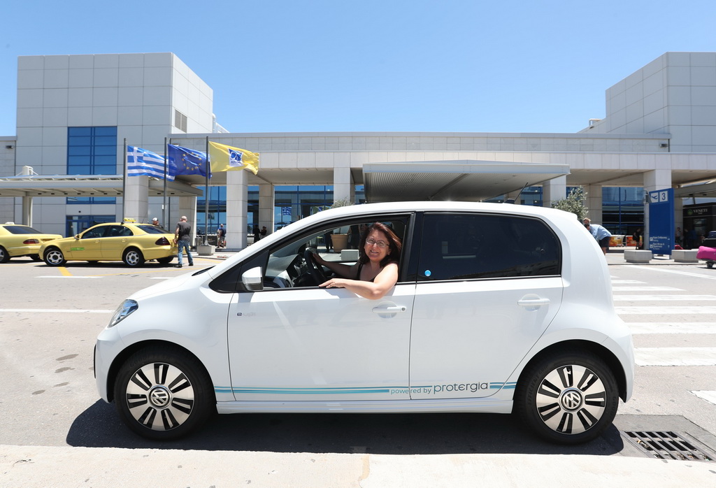 Δώρο ένα VW e-up! για τη νικήτρια του διαγωνισμού του Διεθνή Αερολιμένα Αθηνών