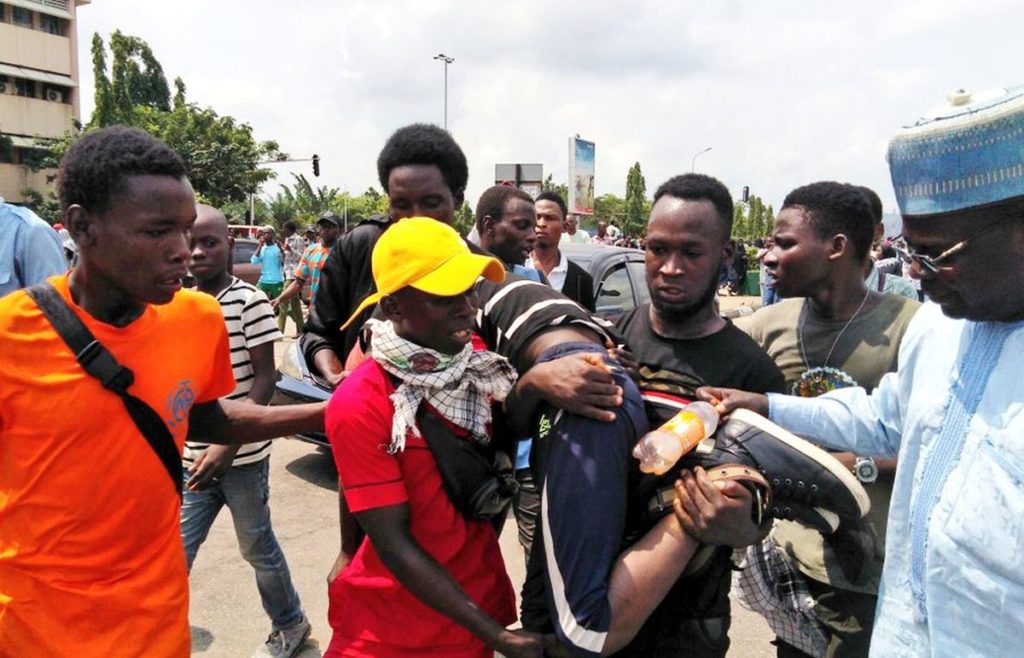 Νιγηρία: Χάος έξω από το κοινοβούλιο – Επεισόδια μεταξύ αστυνομικών και διαδηλωτών (Photos & Video)