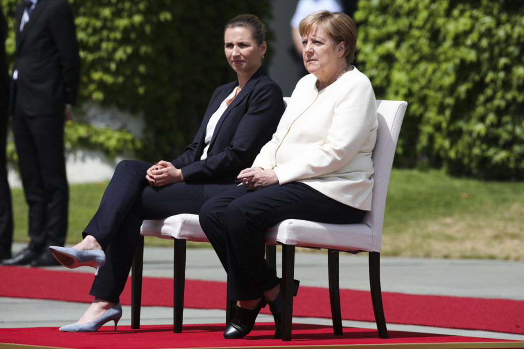 Γερμανία: Η Μέρκελ καλωσόρισε καθιστή την πρωθυπουργό της Δανίας μετά τα επεισόδια τρόμου (Video & Photos)