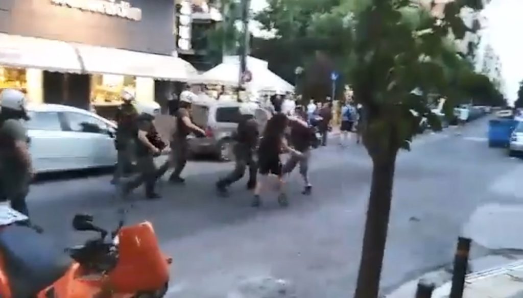 Βίντεο κατέγραψε απρόκλητη επίθεση αστυνομικών σε διαδηλωτές στο Κουκάκι