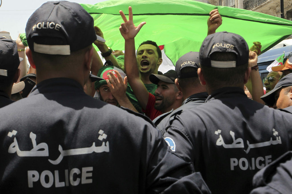 Αλγερία: Στους δρόμους και πάλι χιλιάδες διαδηλωτές που ζητούν αλλαγή στην πολιτική ηγεσία (Photos)