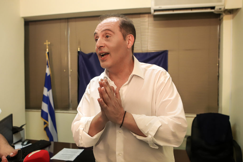 Ο Βελόπουλος, με το… καλημέρα, «κολαούζος» της ΝΔ – Ρατσιστικό κρεσέντο υπέρ Βρούτση, κατά μεταναστών