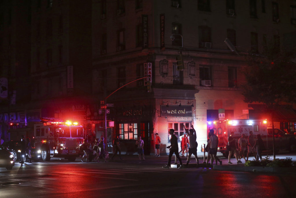 Νέα Υόρκη: Μπλακ άουτ βύθισε για ώρες στο σκοτάδι Μανχάταν και Μπρόντγουεϊ (Photos+Videos)