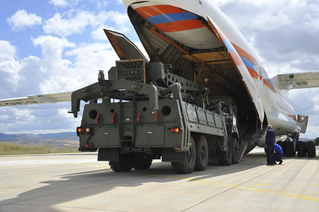 Βloomberg: Έτοιμο το πακέτο κυρώσεων των ΗΠΑ κατά της Τουρκίας για τους S-400