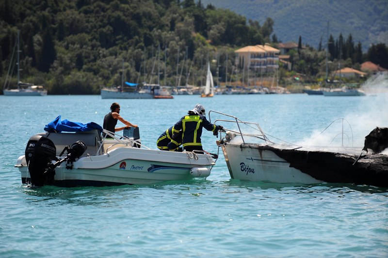 Φωτιά σε ιστιοφόρο στην Επίδαυρο – σώοι οι 5 επιβαίνοντες