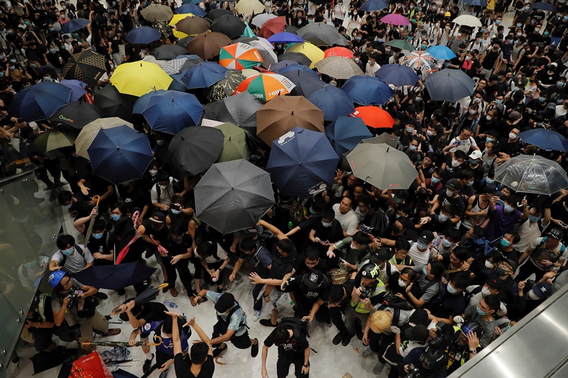 Χονγκ Κονγκ: Διαδηλωτές συγκρούστηκαν με αστυνομικούς – Πάνω από 1.500 δημοσιογράφοι στην πορεία